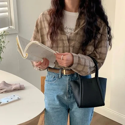Sleek Simplicity Bucket Bag - Image 2
