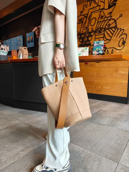 Elegant Sleek Bucket Bag - Image 4